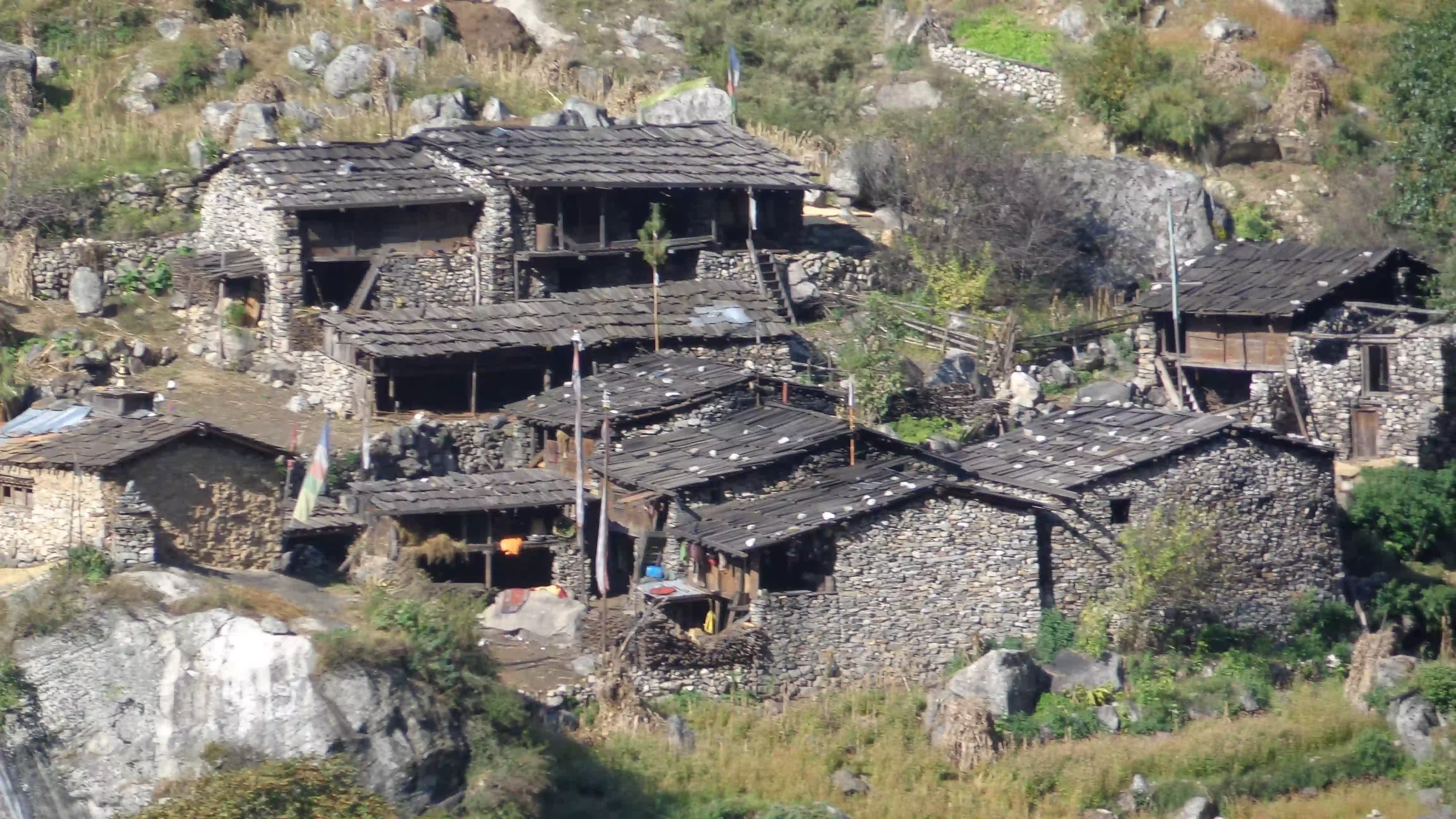 Stone roofed houses around deng