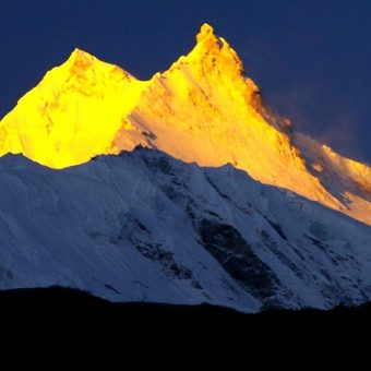 Manaslu vs Annapurna Circuit 2026 Comparison View