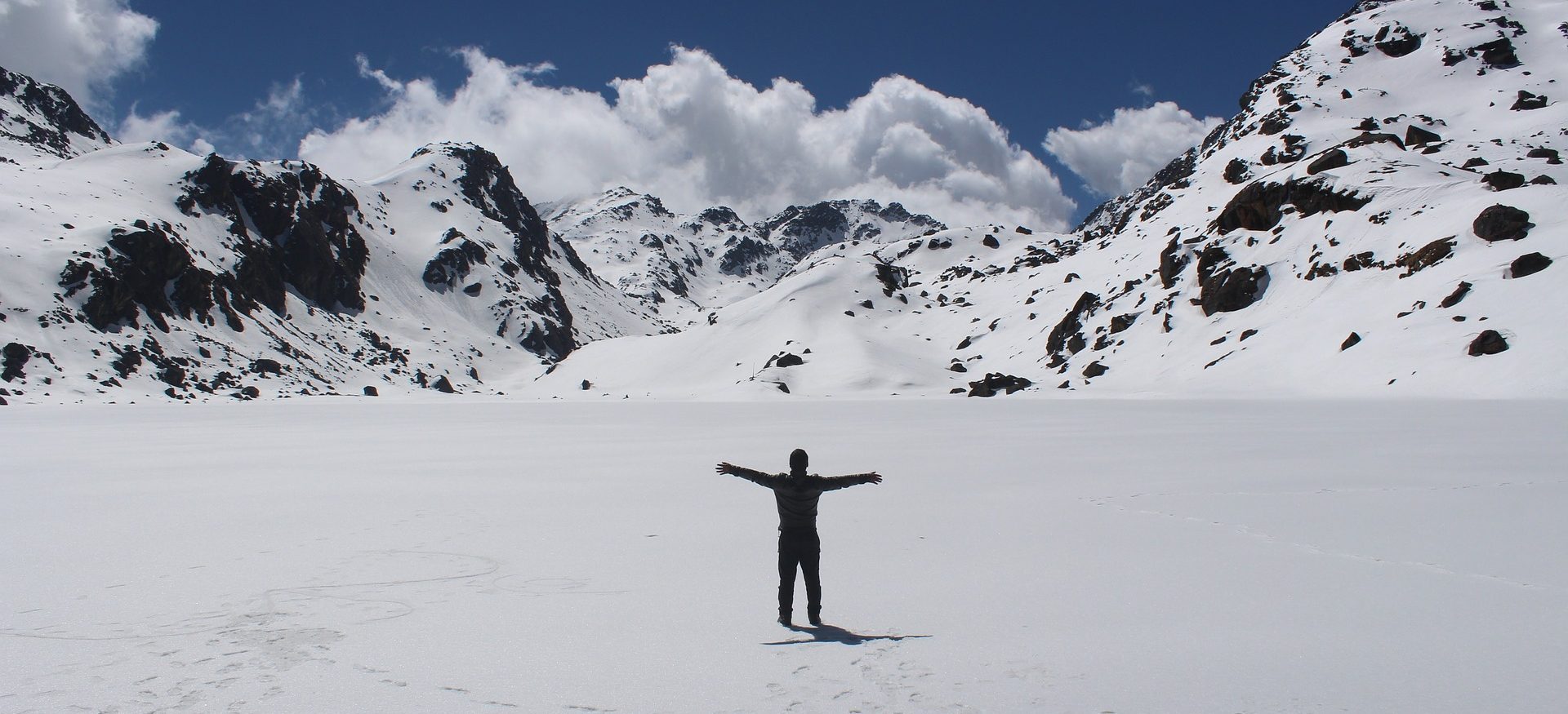 trekkers-standing-middle-of-snow-langtang