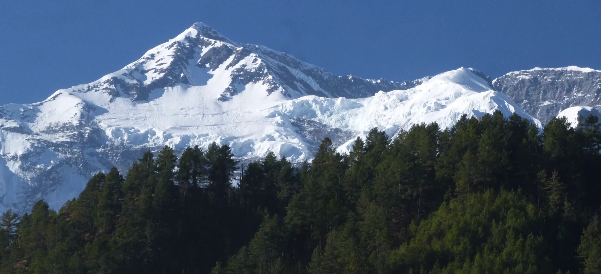 Annapura circuit trek mountain panorama