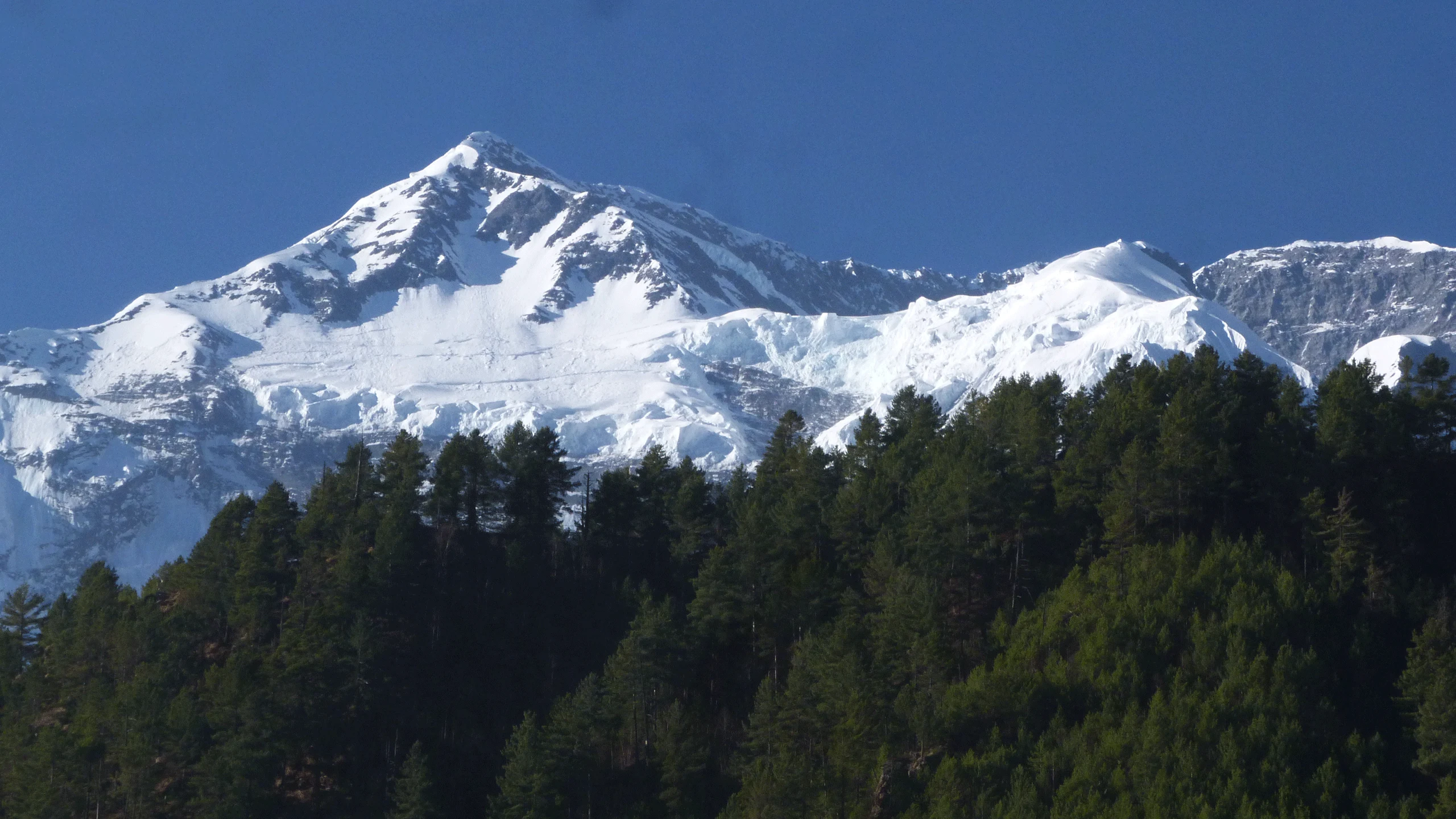 Annapura circuit trek mountain panorama