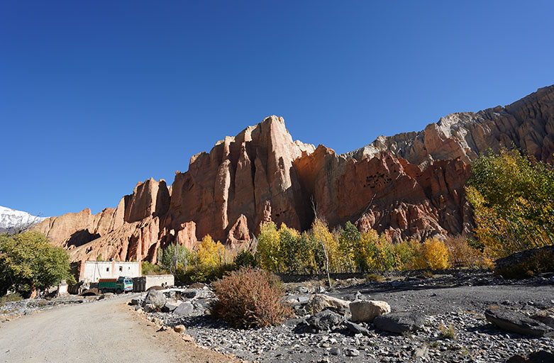 Dhamkar village and its red sandstone cliffs and cave dwellings, reached after crossing Dhi Pass