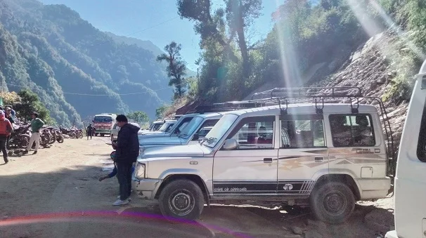A jeep on the road route between Salleri and Thamdanda or Surke, the roadhead for the Everest Base Camp trail