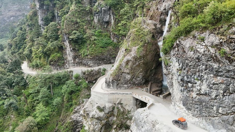 The rougher mountain road between Besisahar and Chame on the way to the Annapurna Circuit