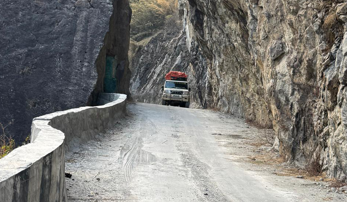 The mountain road beyond Besisahar on the way toward Chame and Manang