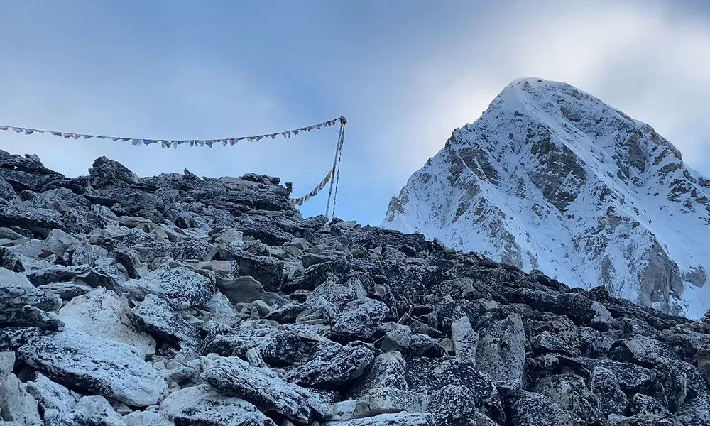 Trekkers on the trail up Kala Patthar with Everest behind