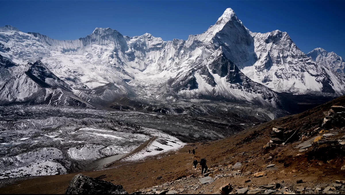 Trekkers on the way to Kongma La, the first pass on the Everest Three Passes trek